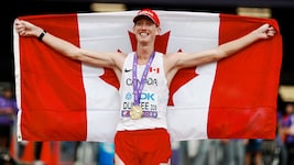 Evan Dunfee jubelt über die WM-Goldmedaille.