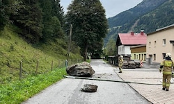 Der Felsen stürzte auf den Radweg.