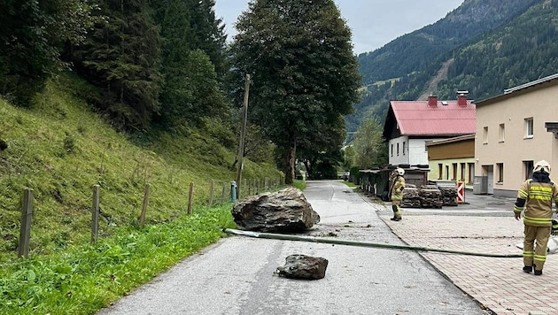 Der Felsen stürzte auf den Radweg.