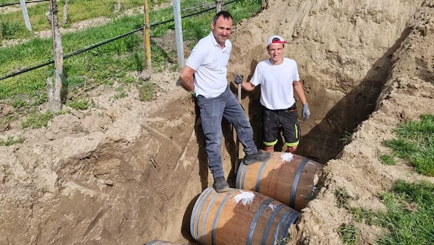 Letzter Blick von Papa und Sohn Gmeiner auf die höchstwahrscheinlich edlen Rotwein-Tröpferl.