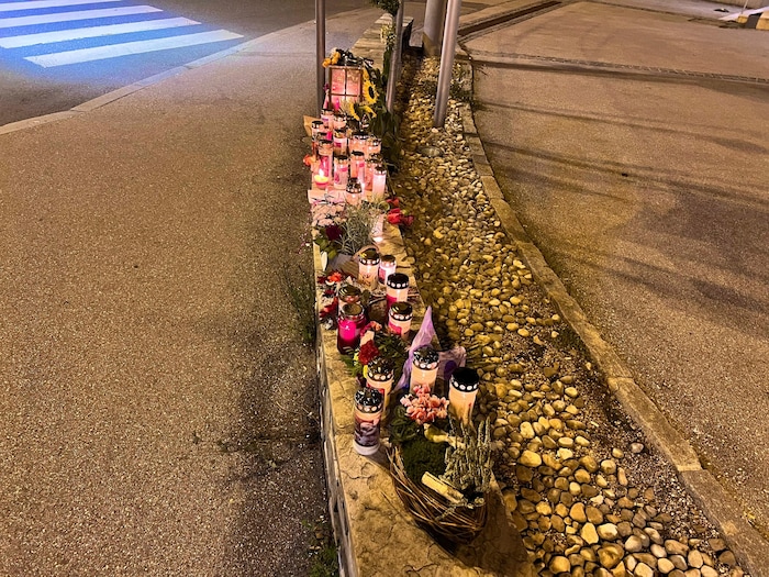 Zahlreiche Blumen und Kerzen wurden an der Unfallstelle abgelegt.