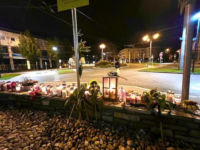 Zahlreiche Blumen und Kerzen wurden an der Unfallstelle abgelegt.