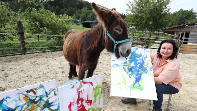 „Frederic“, der vierbeinige Künstler, ist der Star auf dem Gnadenhof von Garbiele Wodak.
