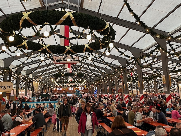 Parallel zum „Feurigen Tatzlwurm“ gibt es auch zwei Festzelte.