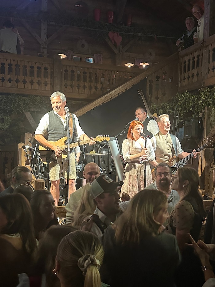 Täglich sorgen Live-Bands für beste musikalische Stimmung. Spätestens dann wird die „Feurige ...