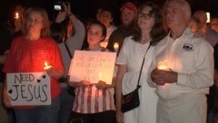 Hunderte Menschen nahmen am Freitagabend in Utah, an einer Kerzen-Mahnwache für den ...