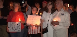 Hunderte Menschen nahmen am Freitagabend in Utah, an einer Kerzen-Mahnwache für den ...