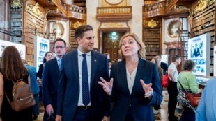 Kanzleramts-Staatssekretär Alexander Pröll und Kommissarin Henna Virkkunen bei einem großen ...
