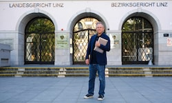 Doron Rabinovici vor dem Spielort: „Eichmann vor Gericht“ wird im Schwurgerichtssaal aufgeführt.