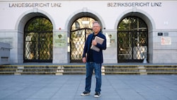 Doron Rabinovici vor dem Spielort: „Eichmann vor Gericht“ wird im Schwurgerichtssaal aufgeführt.