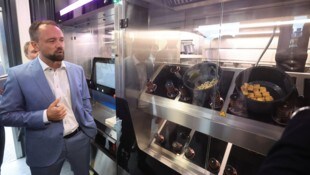 Andreas Giner von happyBytz erläuterte, wie der Kochroboter arbeitet.