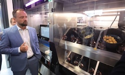 Andreas Giner von happyBytz erläuterte, wie der Kochroboter arbeitet.