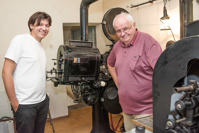 Damit für die Kinogäste keine Unterbrechung beim Film merkbar ist, sind zwei Filmprojektoren ...