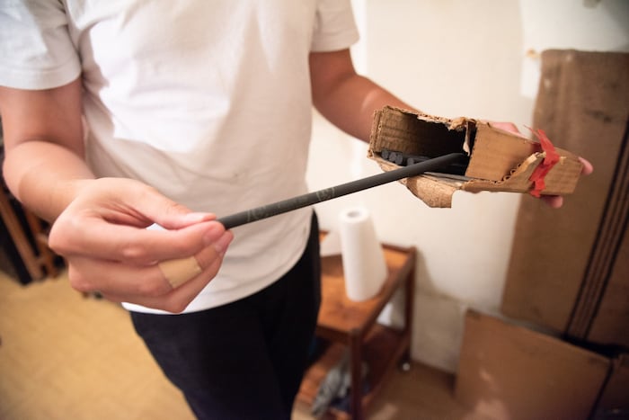 Mit diesen Kohlestäben wird das Licht in den zwei Filmprojektoren erzeugt. Noch sind ein paar ...