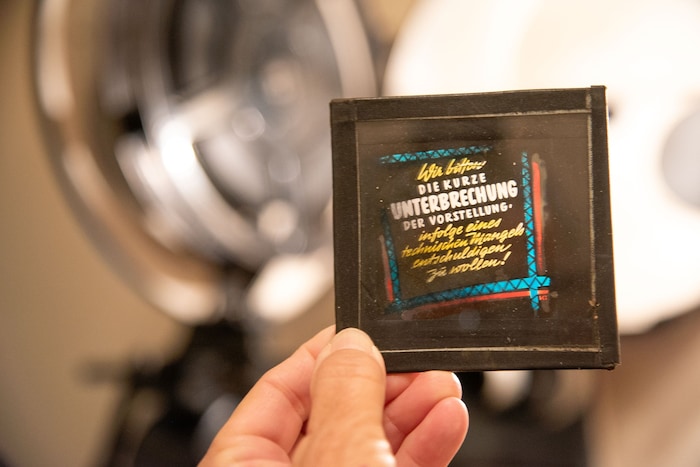 Werbung und andere Informationen wurden mithilfe dieser großformatigen Dias eingeschoben.