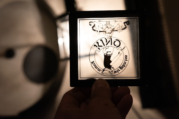 Werbung und andere Informationen wurden mithilfe dieser großformatigen Dias eingeschoben.