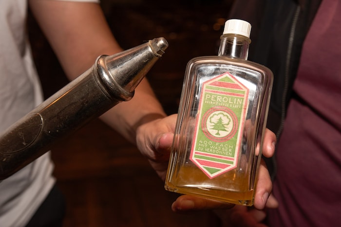 Jeder kennt den typischen Retro-Kinogeruch, doch kaum jemand weiß, worum es sich dabei handelt. ...