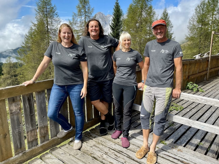 Ein Teil der Ehrenamtlichen, die sich um Hütte und Gäste kümmern: Vanessa Kneissl, Andi ...