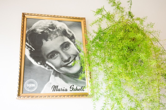 Alte Filmplakate im Foyer sorgen für Retroflair.