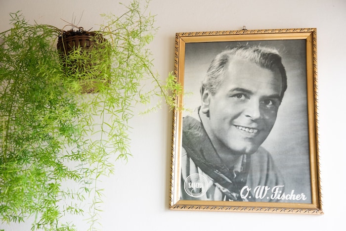 Alte Filmplakate im Foyer sorgen für Retro-Flair.