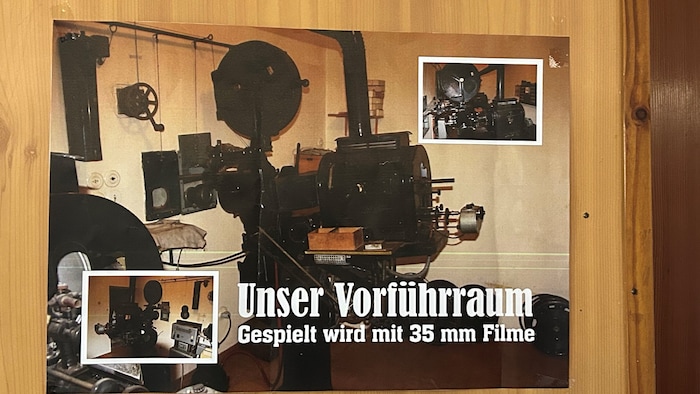 Zwei alte Filmprojektoren stehen voll funktionstüchtig bereit.