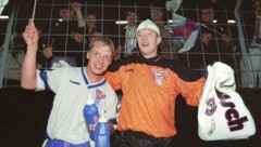 So feierten 1990 Julian Hansen und Zipfemützen-Goalie Jens Martin Knudsen nach der 1:0-Sensation ...