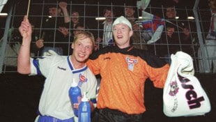 So feierten 1990 Julian Hansen und Zipfemützen-Goalie Jens Martin Knudsen nach der 1:0-Sensation ...
