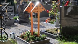 Wegen Platznot am Friedhof St. Nikolaus wurde bei einem Begräbnis der Sargdeckel entfernt, um ...
