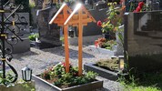 Wegen Platznot am Friedhof St. Nikolaus wurde bei einem Begräbnis der Sargdeckel entfernt, um ...