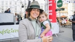 Kathi (40) und ihre Tochter Josefine gefällt das Brauchtum beim Aufsteirern: „Dazu ist es eine ...