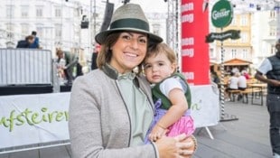 Kathi (40) und ihre Tochter Josefine gefällt das Brauchtum beim Aufsteirern: „Dazu ist es eine ...