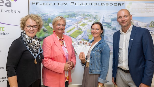 Landesrätin Christiane Teschl-Hofmeister und Bürgermeisterin Andrea Kö mit Evelyn Eckl-Harg und ...