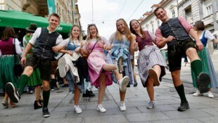 Dresscode Tracht! Dirndl und Lederhosen, soweit das Auge reicht. 