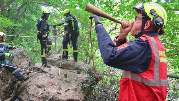 Spezialisten der Feuerwehr bereiteten die Sprengung des Felsen vor.