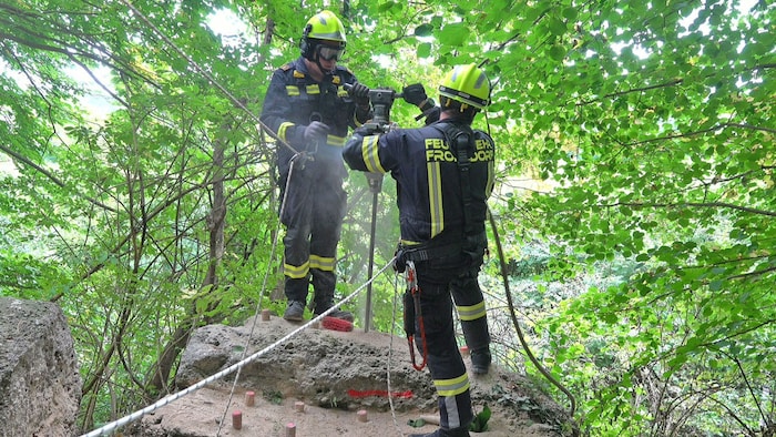Der Felsen wurde angebohrt und mit Sprengstoff versehen.