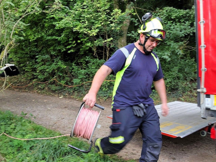Sprengexperten der Feuerwehr verlegten die Zündleitungen.