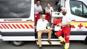 Die Blutdruckmanschette sitzt: Der Landeshauptmann ist hochzufrieden.
