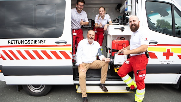 Die Blutdruckmanschette sitzt: Der Landeshauptmann ist hochzufrieden.