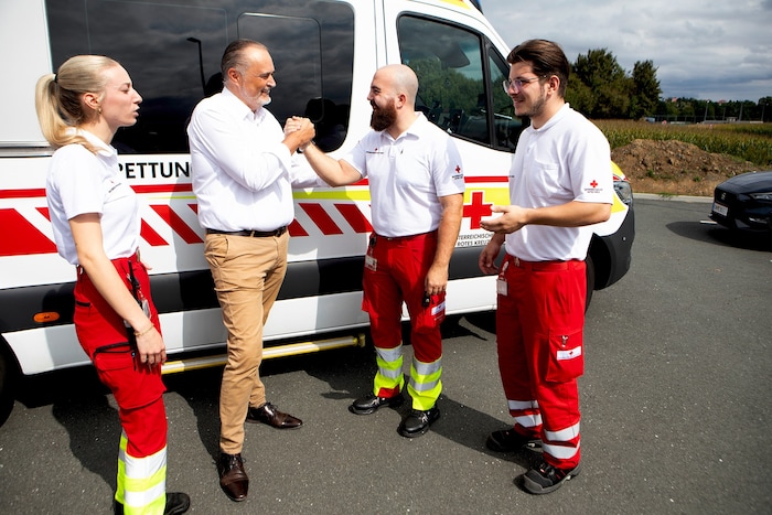Mit den Sanitätern Clara Horvath, Ardit Belulaj und Christopher Pommerenke.