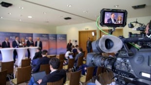Die Mitglieder der Landesregierung und ihre Gäste werden stets in Szene gesetzt.