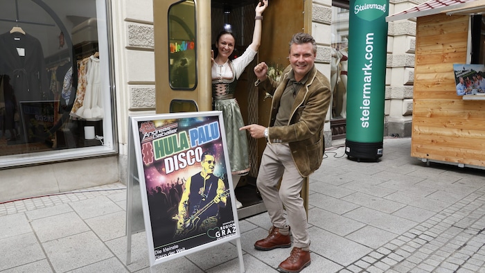 Hulapalu: Christof Widakovich und Marion eröffneten die kleinste Disco der Welt in der ...