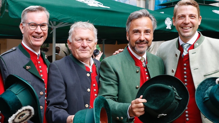 Für den guten Zweck: die Oberlandler Klaus Weikhard, Wolfgang Malik, Siegfried Nagl und Philipp ...