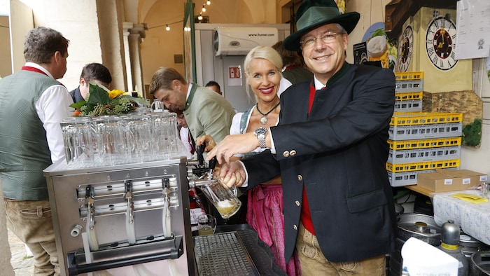 Hervorragende Stilnoten für Grawe-Chef Klaus Scheitegel und Gattin Ines beim Bierzapfen im ...