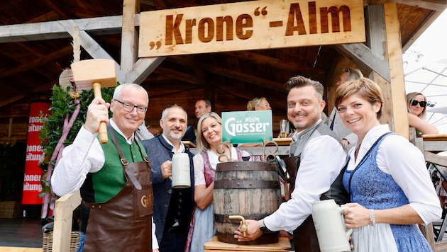 Mit dem Bieranstich wird die „Krone“-Alm eröffnet.