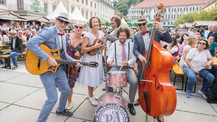 Elisabeth Koval (3. von links) mit ihren Band-Kollegen von Petra Alexandra