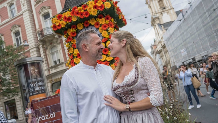 Verliebte Blicke – und ein kleiner Uhrturm samt Blütenpracht.