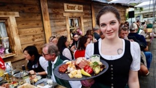 War ein neuer Mittelpunkt vom Aufsteirern, der bestens ankam: die „Krone“-Alm, direkt unter ...