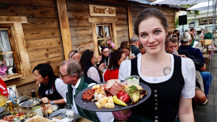 War ein neuer Mittelpunkt vom Aufsteirern, der bestens ankam: die „Krone“-Alm, direkt unter ...