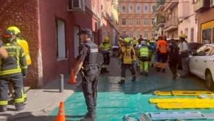 Einsatzkräfte am Unglücksort in der spanischen Hauptstadt.