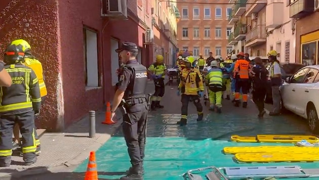Einsatzkräfte am Unglücksort in der spanischen Hauptstadt.